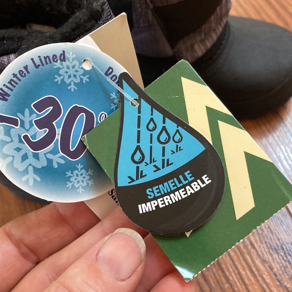 New winter boots, size 4T - Picture 2 of 7